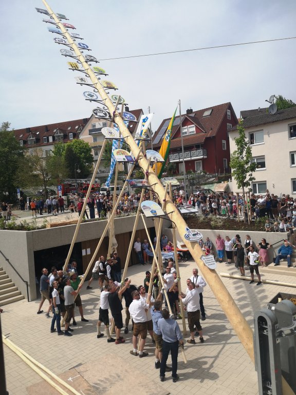 Maibaum aufstellen - Titel.jpg Maibaum aufstellen - Titel.jpg