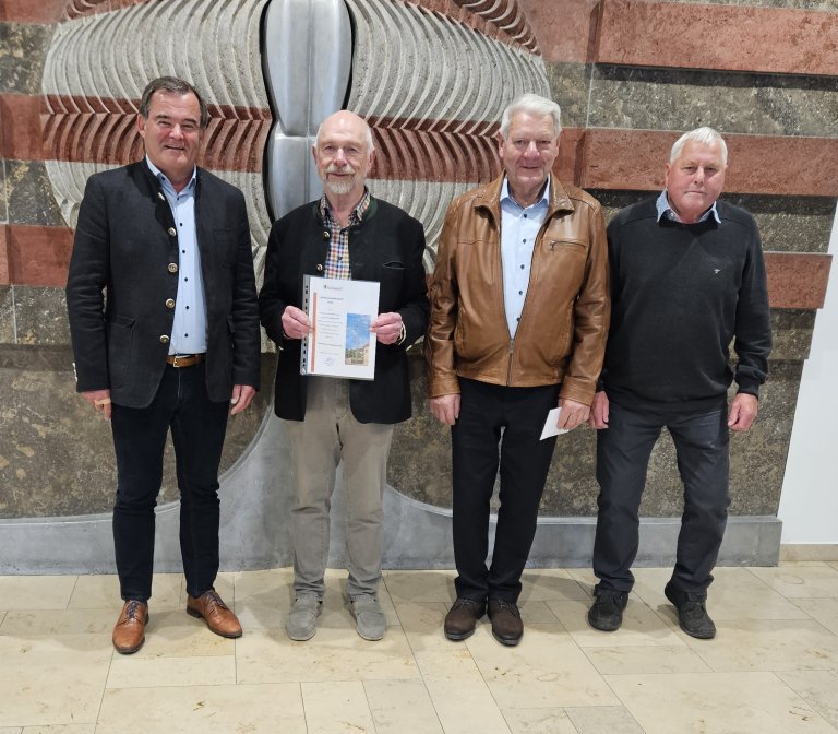 Auszeichnung Landrat Albert Gürtner gratuliert den glücklichen Gewinnern des Maibaumpreises des Landkreises Pfaffenhofen Walter Häring, Jakob Dick und Auszeichnung Landrat Albert Gürtner gratuliert den glücklichen Gewinnern des Maibaumpreises des Landkreises Pfaffenhofen Walter Häring, Jakob Dick und