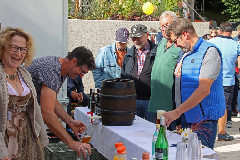 NOS-Einweihung 29.09.2024 - 3. Bgm zapft das Freibier - Georg Schober NOS-Einweihung 29.09.2024 - 3. Bgm zapft das Freibier - Georg Schober